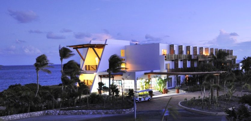 Club Med Cancun Yucatan, Mexique -  Le complexe en soirée illuminé. 