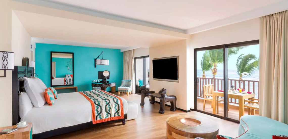 Club Med Cancun Yucatan, Mexique - Image de l'intérieur d'une suite en espace exclusif, aux couleurs vives