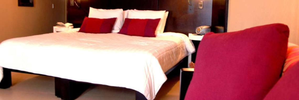 Club Med  Ixtapa Pacific, Mexique - Image d'une suite aux couleurs vives rosées 