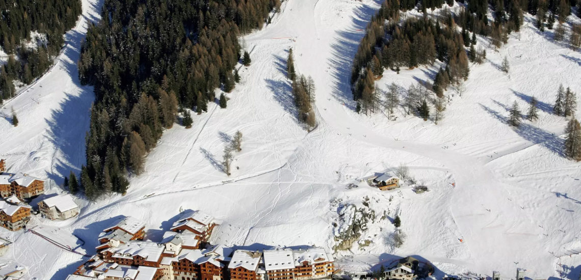 Club Med Peisey - Vallandry, en France - Vue aérienne du complexe et des pistes de skis le surplombant