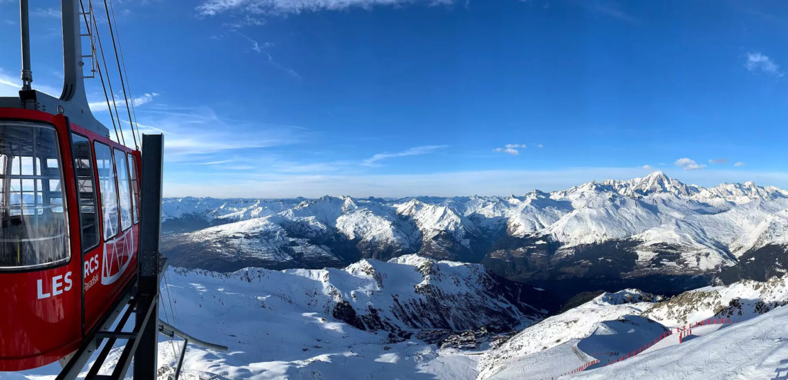 Club Med Peisey - Vallandry, en France - Photo aérienne du remontre pente, en action, faisant le lien entres les monts de ski