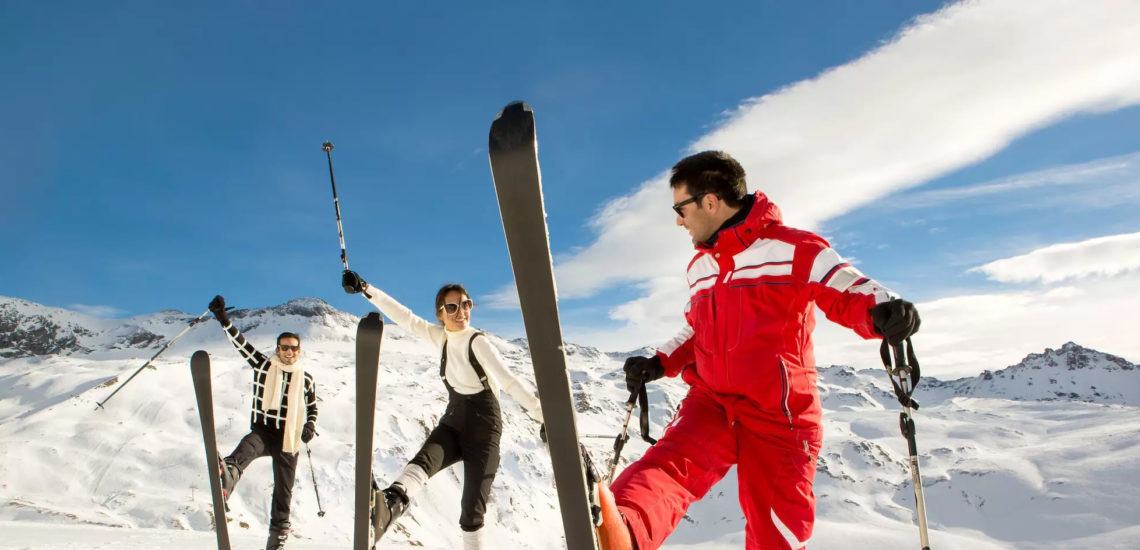 Club Med Peisey - Vallandry, en France - Un groupe de skieurs pratique leurs techniques avec le G.M en charge