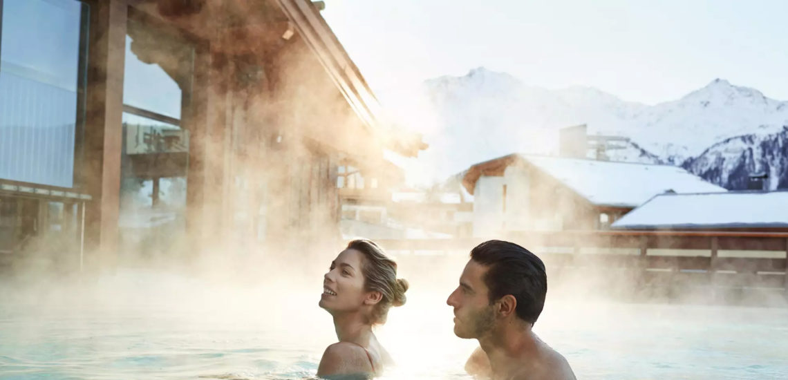 Club Med Peisey - Vallandry, en France - Un couple profite de la piscine extérieure chauffée du Village
