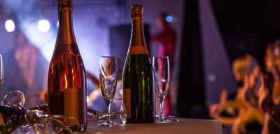Club Med Peisey - Vallandry, en France - Image d'une bouteille d'alcool, dans un décor lounge, le soir venue