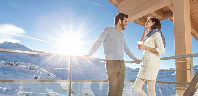 Club Med Val Thorens Sensations, France - Image d'un couple sur le balcon d'une suite