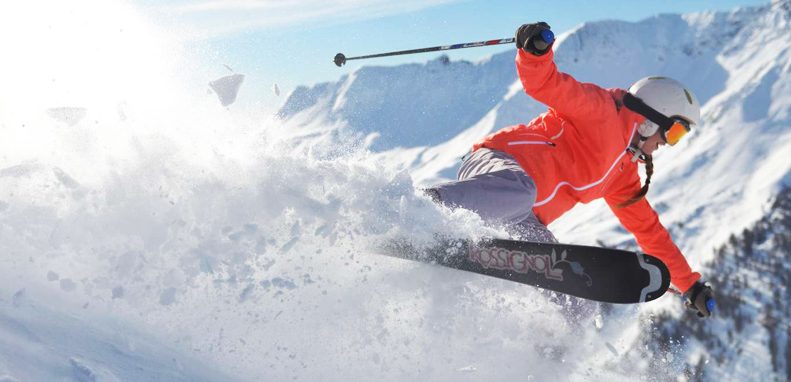 Club Med Val Thorens Sensations, France - Image d'un skieur rapide créant des éclaboussures de neige