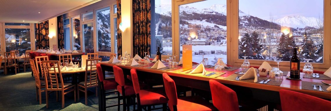 Club Med Saint-Moritz Roi Soleil, en Suisse - Vue intérieur du restaurant principal avec vue sur la vallée