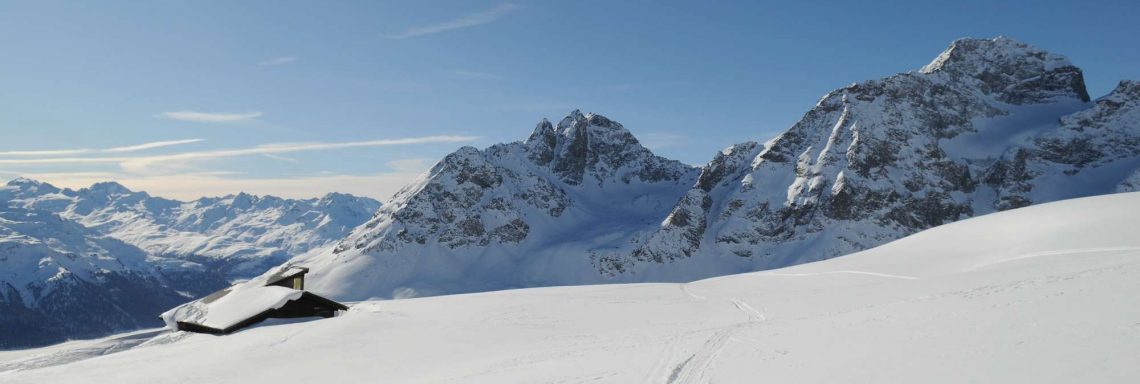 Club Med Saint-Moritz Roi Soleil, en Suisse - Haut d'une montagne enneigée 
