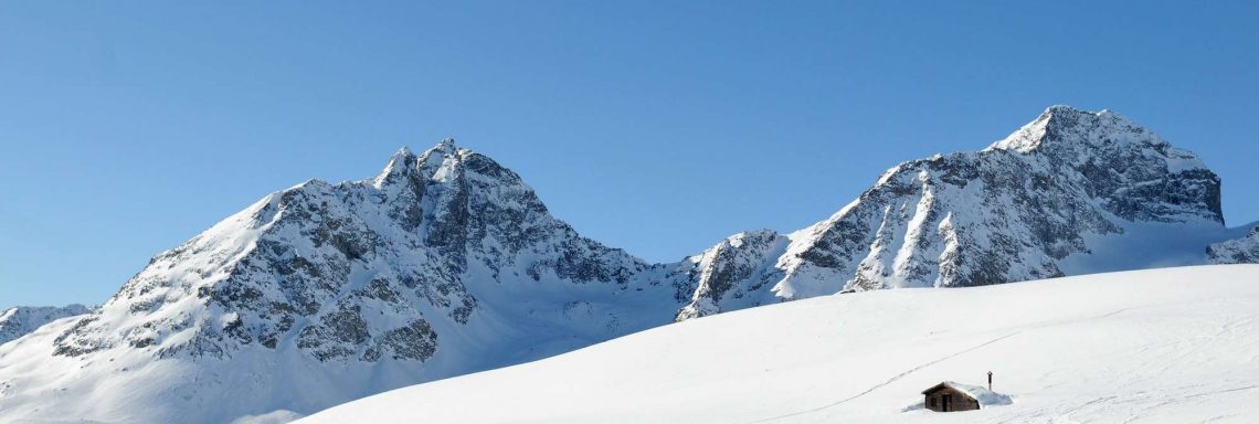 Club Med Saint-Moritz Roi Soleil, en Suisse - Vue d'une montagne enneigée en contre plongée.