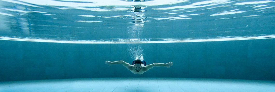 Club Med Valmorel, en France - Image d'un homme sous l'eau dans la piscine