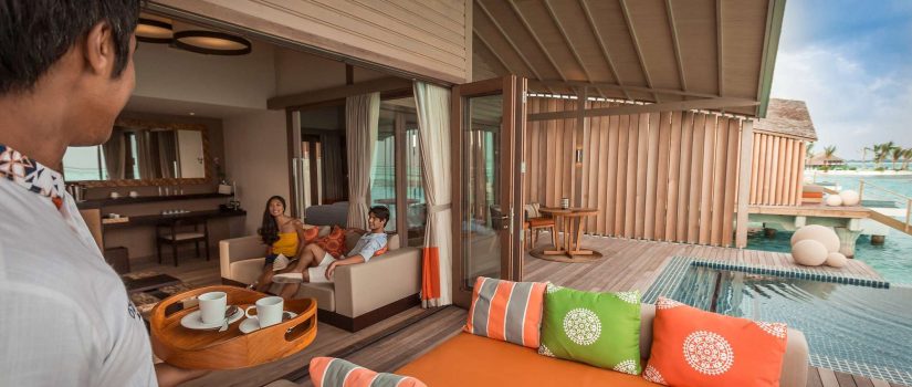 Club Med Villas de Finolhu, aux Maldives - Vue du salon intérieur et extérieur sans mur séparateur