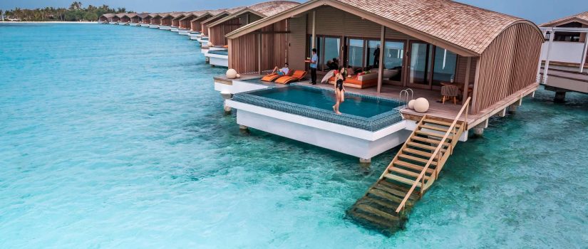 Club Med Villas de Finolhu, aux Maldives - Image des villas sur pilotis, en rangée unes après les autres.