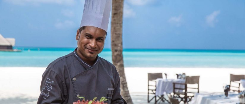 Club Med Kani, aux Maldives - Un chef présente un plateau d'hors d'oeuvre a déguster. 