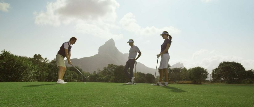 Joueurs de golf autour d'un trou