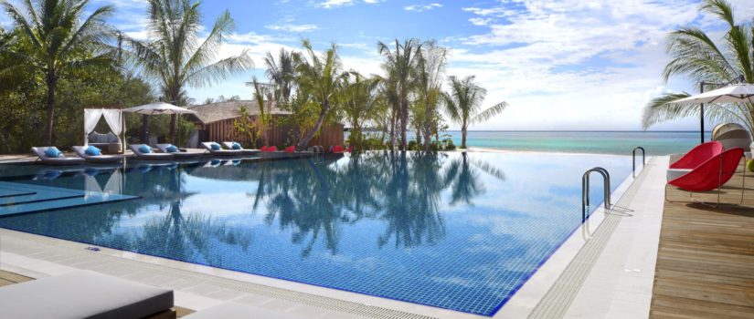 Club Med Kani, aux Maldives - Vue de la piscine extérieure faisant face à l'Océan.