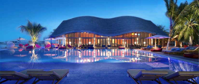 Club Med Kani, aux Maldives - Vue de la piscine extérieure et du complexe en soirée
