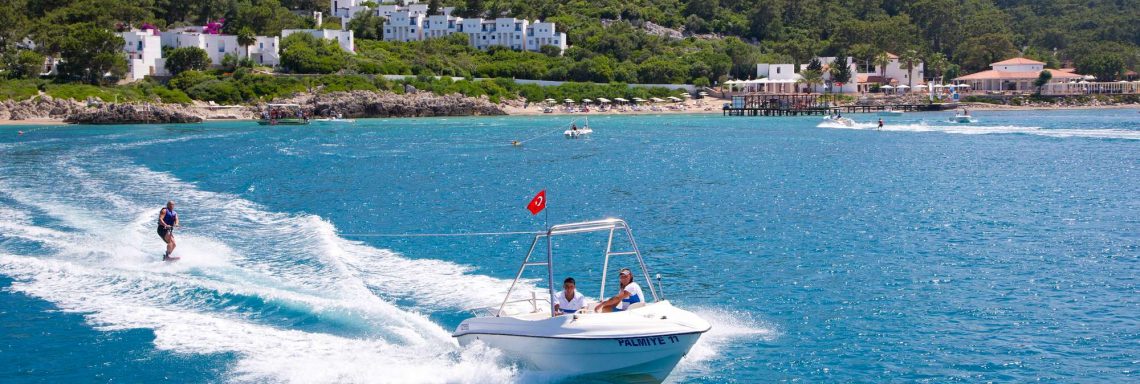 Club Med Kemer, en Turquie - Deux personnes faisant un tour de bateau dans les côtes méditerranéennes 