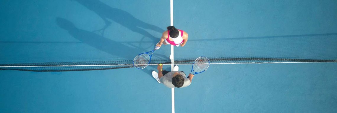 Club Med Kemer, en Turquie - Deux personnes échangent quelques paroles sur un court de tennis