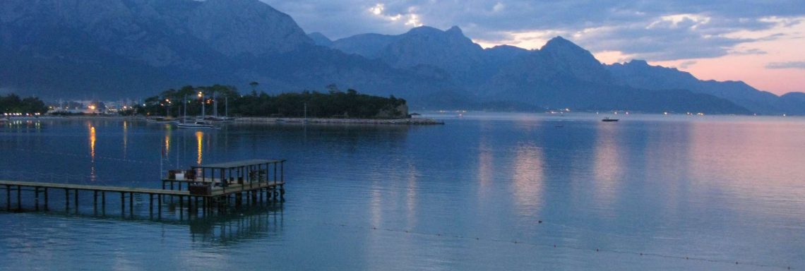 Club Med Kemer, en Turquie - Vue aérienne de la mer et des monts Taurus 