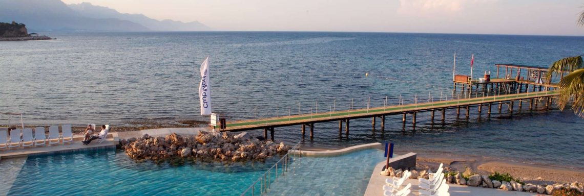 Club Med Kemer, en Turquie - Piscine situé au dessus de la plage au sable blanc