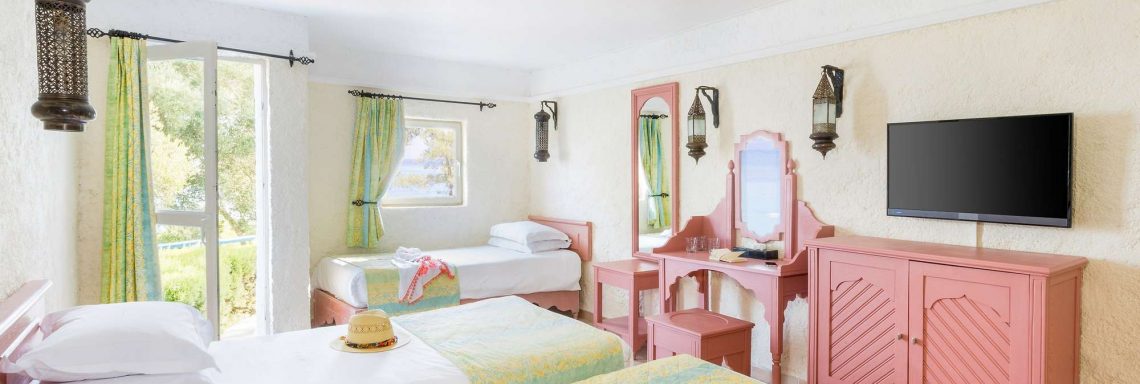 Club Med Kemer, en Turquie - Vue d'une chambre dans un bungalow aux couleurs vives. 