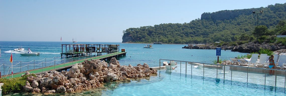 Club Med Kemer, en Turquie - Vue en biais d'un bassin d'eau de mer avec bateau au loin 