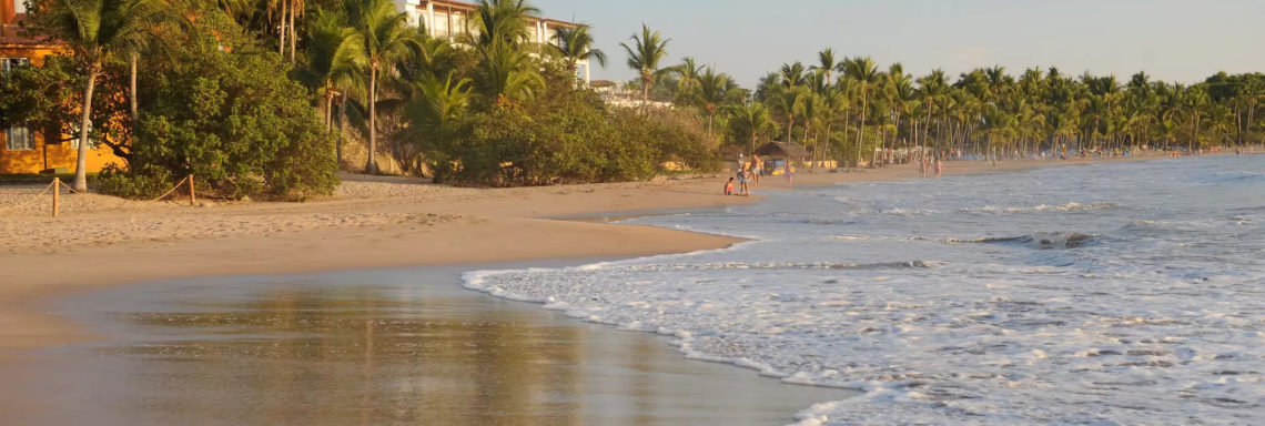 Club Med  Ixtapa Pacific, Mexique - Vue de la plage entourant le complexe au couché de soleil