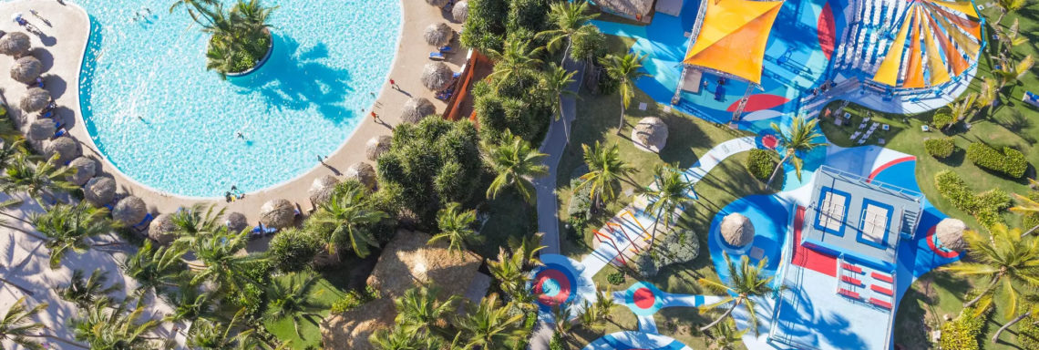 Club Med Punta Cana, en République Dominicaine - Image aérienne de la piscine du complexe et de l'école de cirque