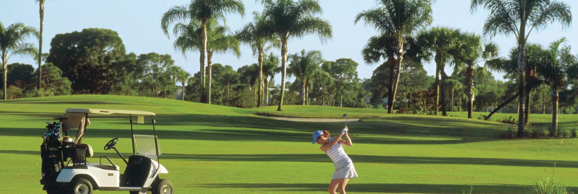 Club Med Sandpiper Bay, Floride-Vue d'une golfeuse sur le court, sur le point de frapper sa balle