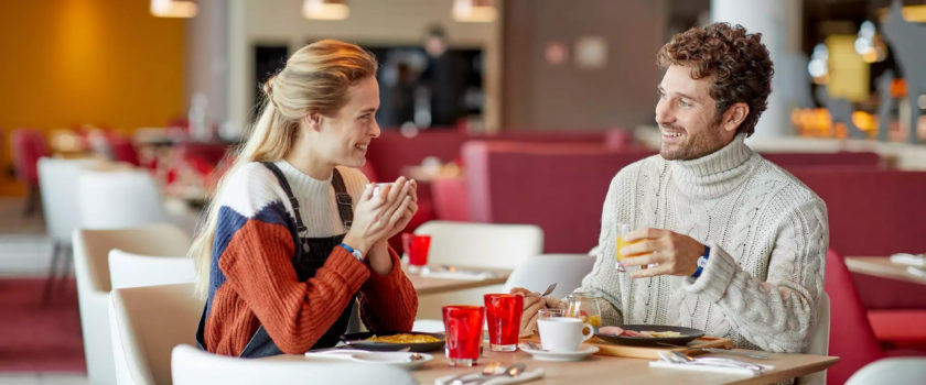 Club Med Arcs Panorama, en France - Un couple profite d'un moment de détente dans l'un des restaurants du complexe