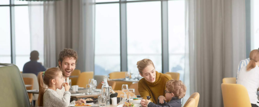 Club Med Arcs Panorama, en France - Une famille déguste un repas au restaurant Family Experience