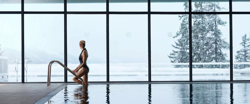 Club Med Arcs Panorama, en France - Vue d'une femme utilisant l'une des piscines intérieures chauffées du complexe