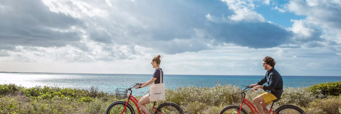 Club Med Columbus Isle, au Bahamas - Un couple en excursion, fait du vélo sur le bord des rocheuses