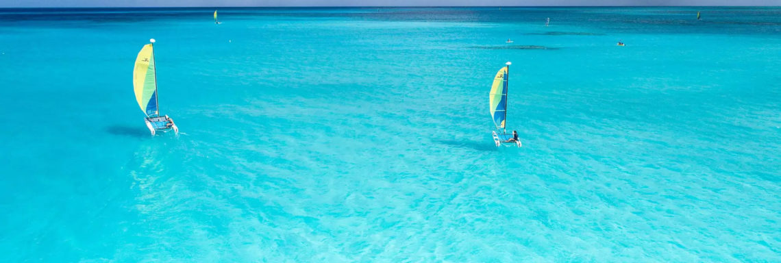 Club Med Columbus Isle, au Bahamas - Un groupe de personnes, pratique une activité de voile en pleine mer