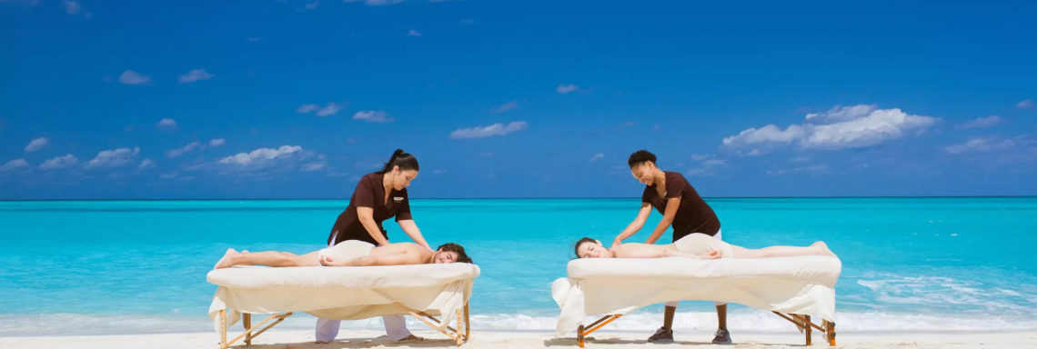 Club Med Columbus Isle, au Bahamas - Un couple profite d'une séance de massage, sur le bord de la mer