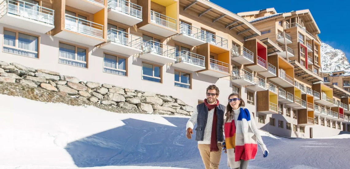 Club Med Val Thorens Sensations, France - Un couple prend une marche de santé, sur les sentiers entourant le complexe.