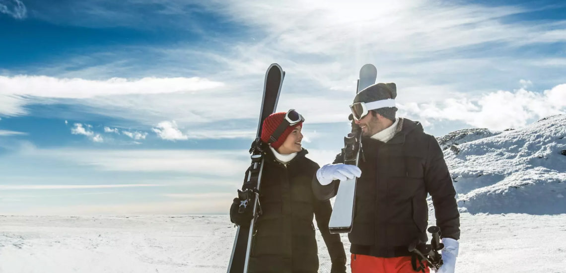 Club Med Val Thorens Sensations, France - Un couple marchent avec leurs skis en mains