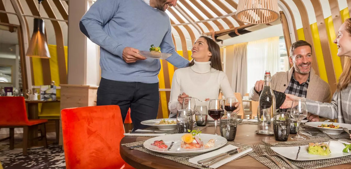 Club Med Val Thorens Sensations, France - Image de deux couples d'amis qui profitent d'un repas dans une yourte