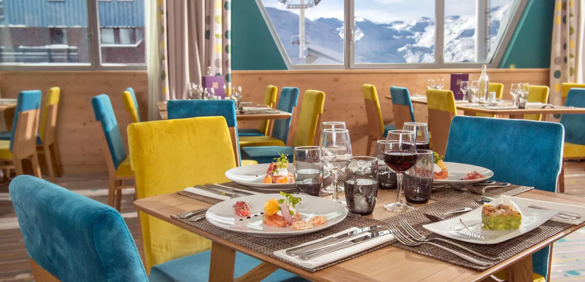 Club Med Val Thorens Sensations, France - Image de l'intérieur d'un des restaurants offerts par au complexe