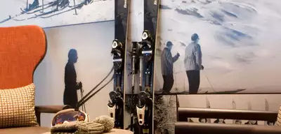 Club Med Tignes Val Claret, France - Image de l'intérieur de l'une des zones du complexe avec photos de skieurs et ski