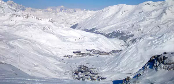 Club Med Tignes Val Claret, France - Vue aérienne de la crique entourée par les montagnes environnantes
