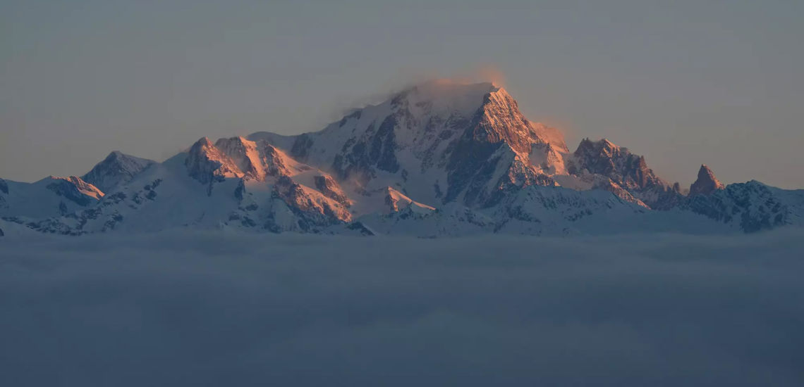 Club Med Tignes Val Claret, France - Image du sommet de la montagne au dessus des nuages 